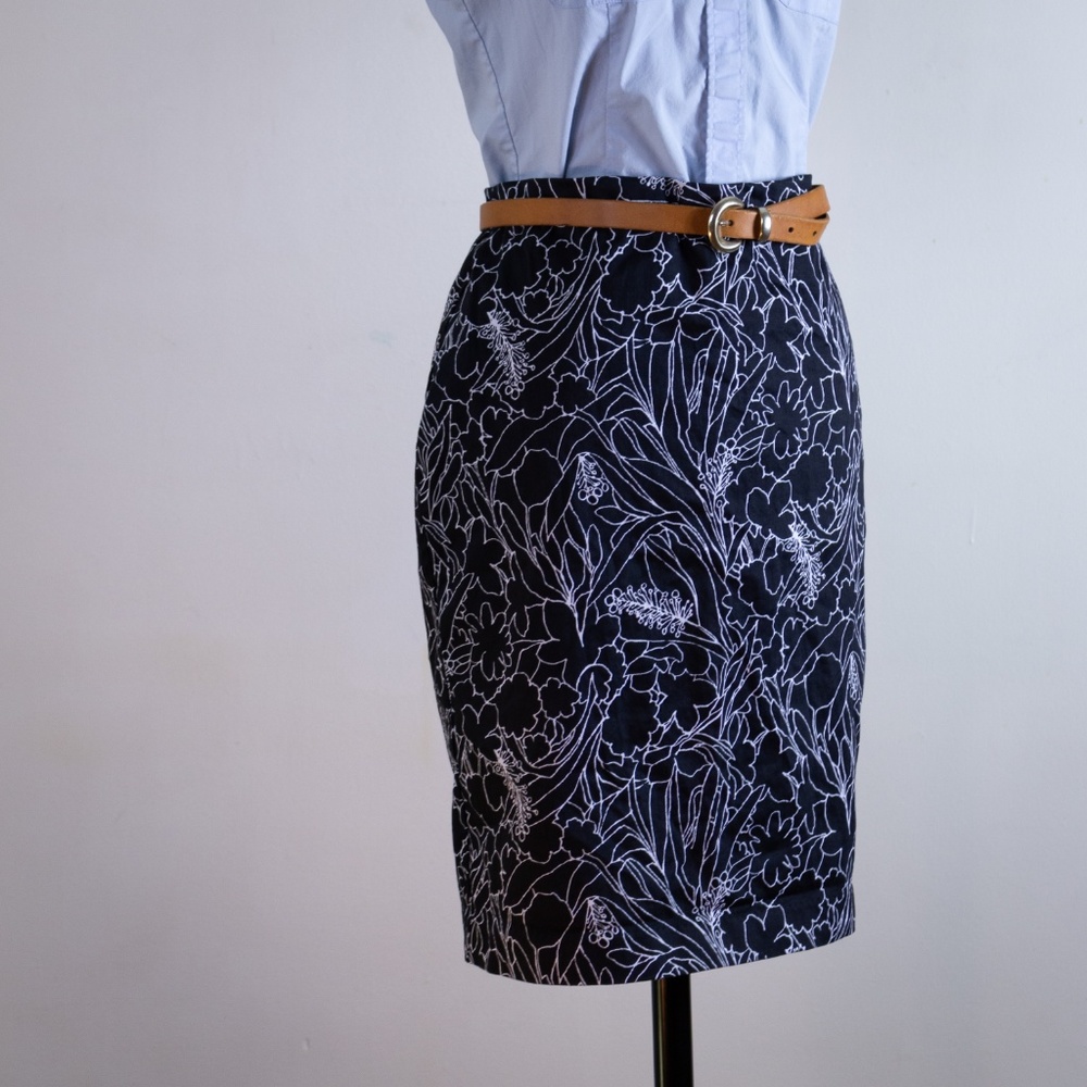🎨 modern floral black & white pencil skirt